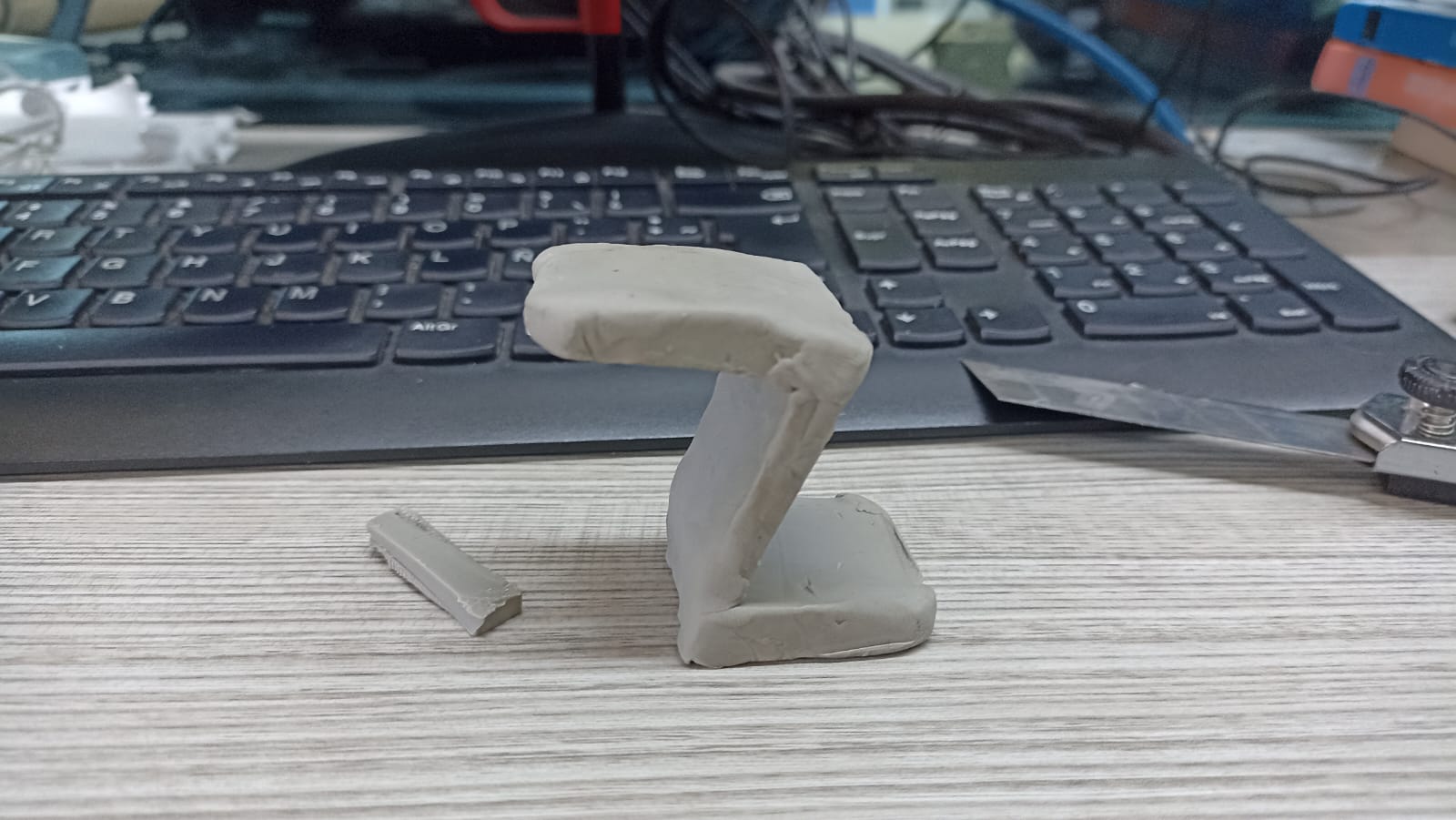 Vista frontal del modelo de silla en plastilina